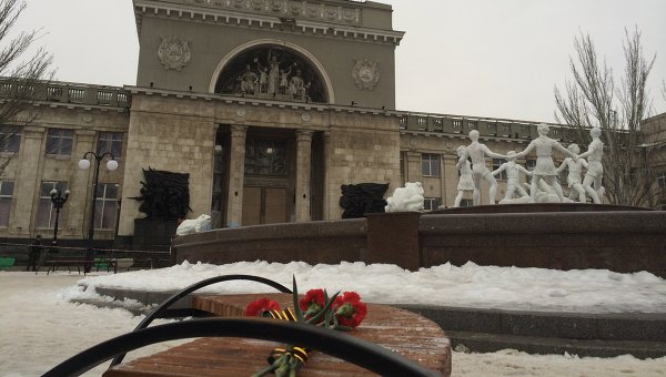 Цветы возле места взрыва в Волгограде. Архивное фото